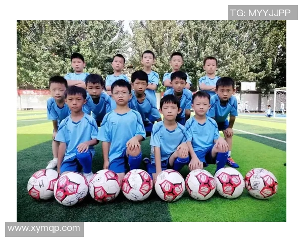 足球明星与孩子们共度快乐时光在绿茵场上尽情挥洒青春梦想